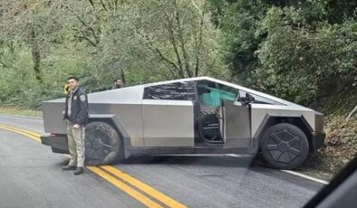 Tesla Cybertruck ve Toyota kafa kafaya çarpıştı