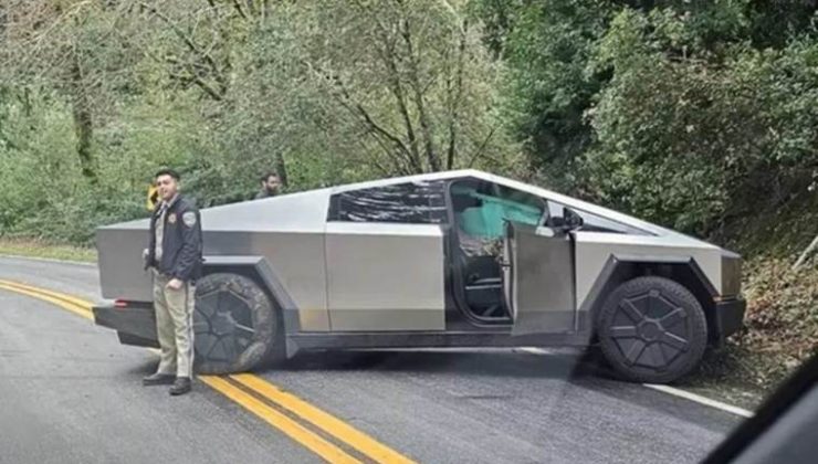 Tesla Cybertruck ve Toyota kafa kafaya çarpıştı