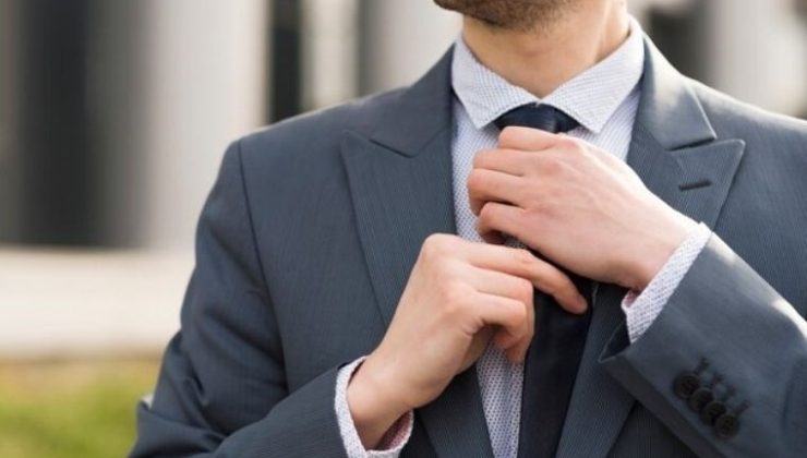 Stilinizi tamamlayın: İşte takım elbiseye uygun kravat seçimi ve bağlama teknikleri…