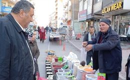 Yurttaşlar gramla gıda alıyor