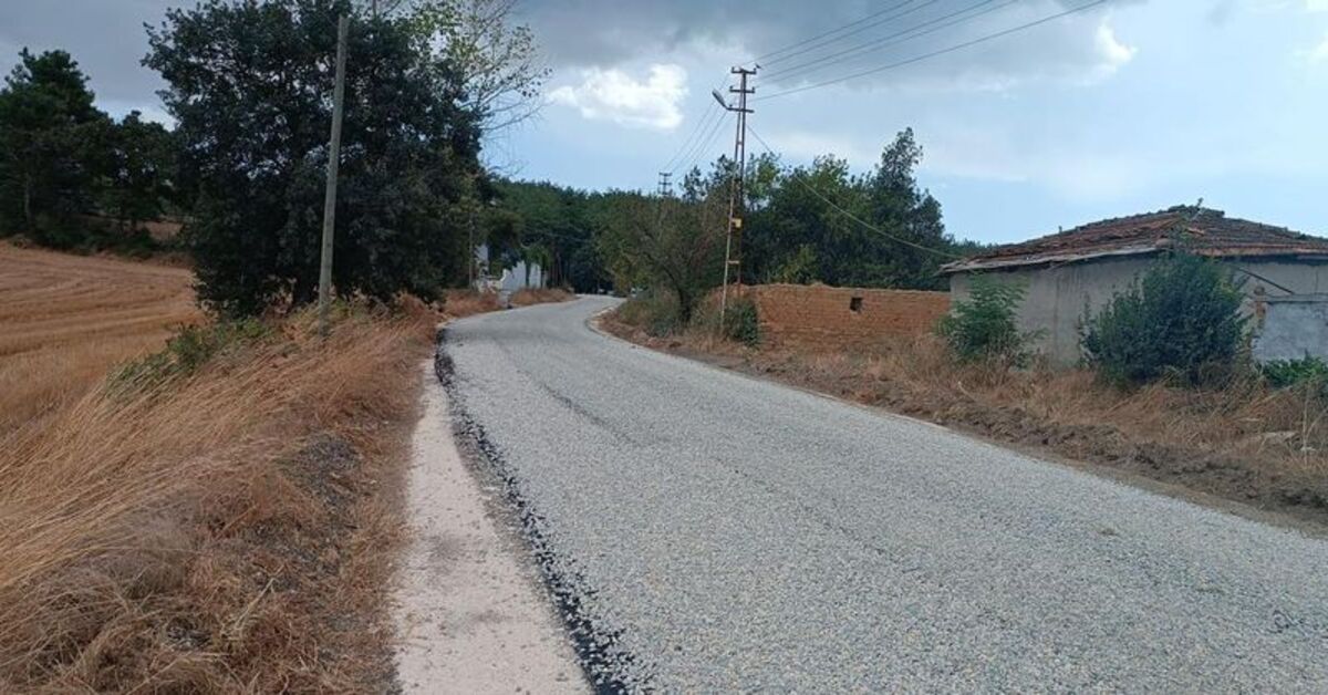 Edirne’de köy yollarında sıcak asfalt çalışmaları sürüyor