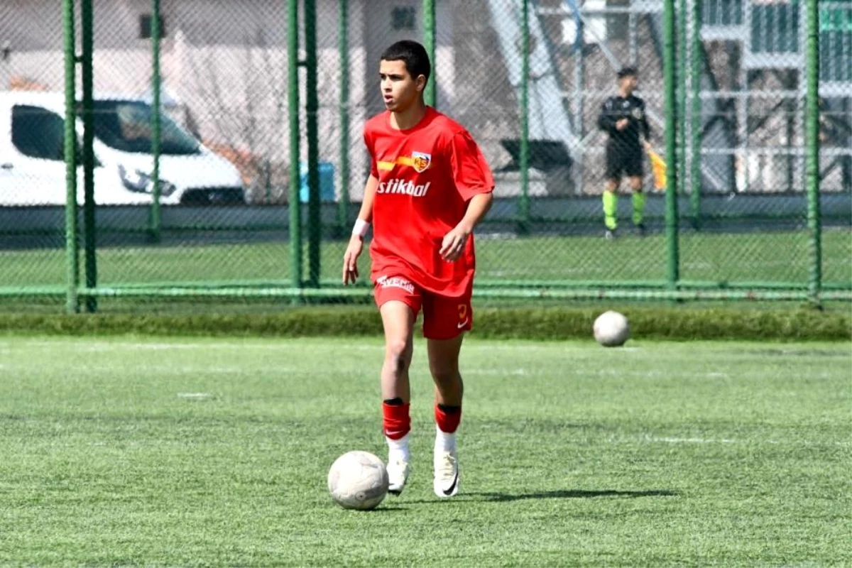 Kayserispor’un genç futbolcusu Aras Çelik, U15 milli takım aday kadrosuna davet edildi