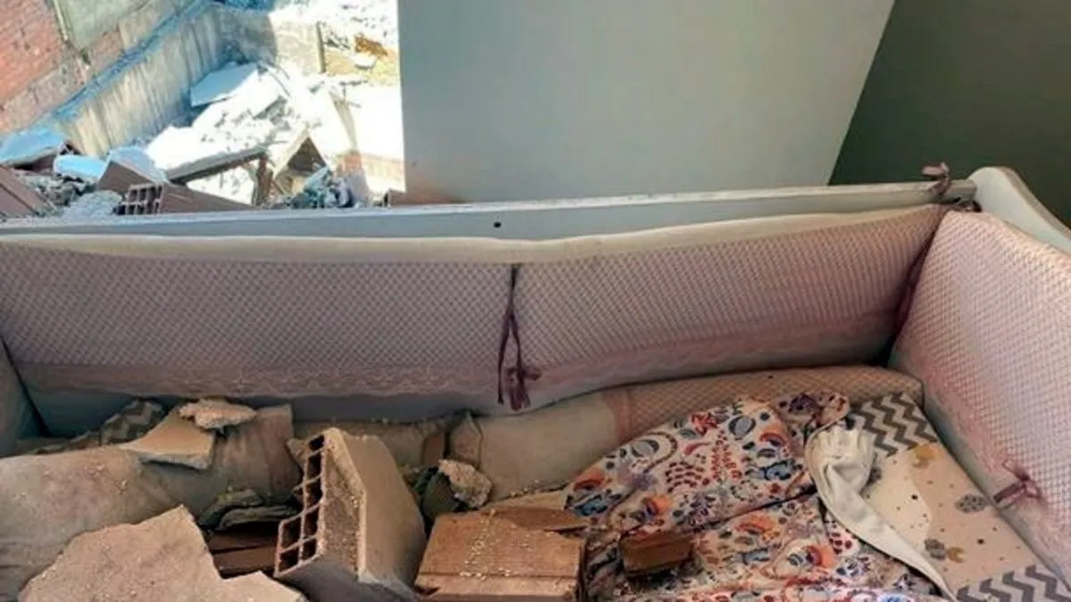Yıkım sırasında bitişikteki binanın duvarını yıktılar