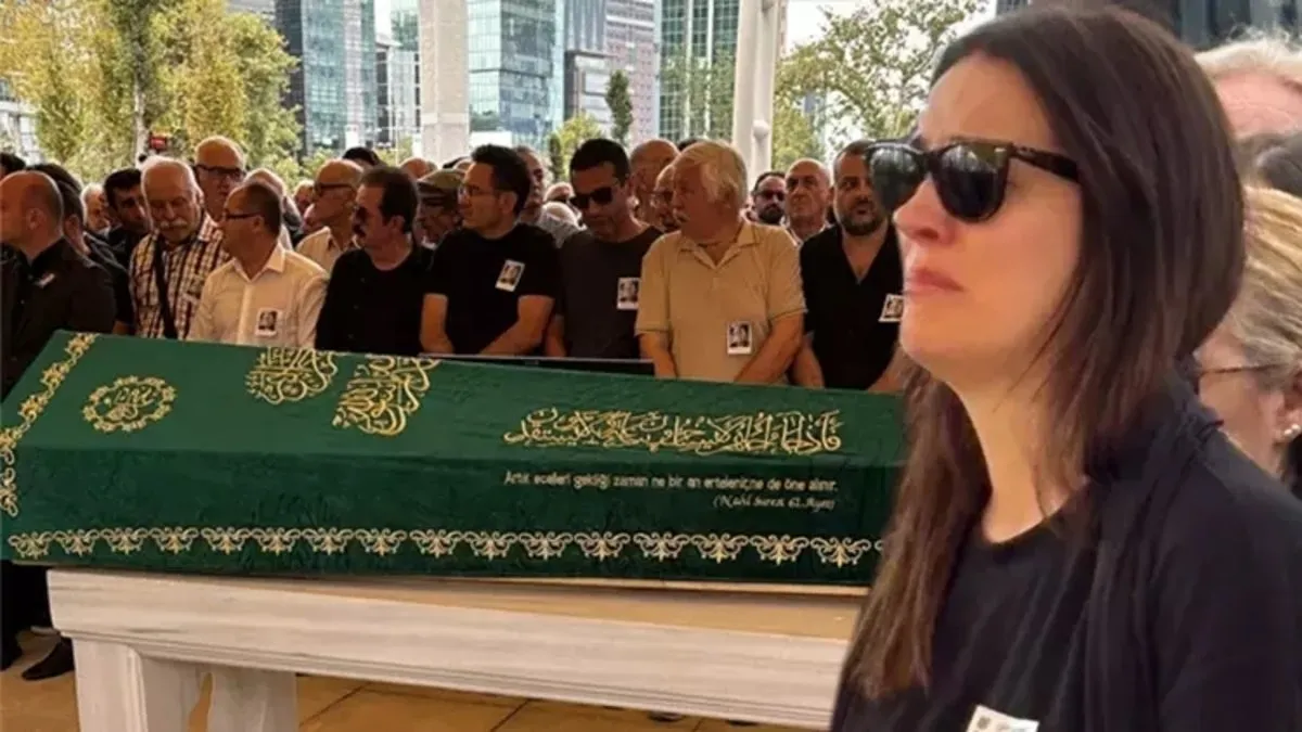 Babaya gözüyaşlı veda…İrem Sak babası Şemsettin Sak’ı son yolculuğuna uğurladı
