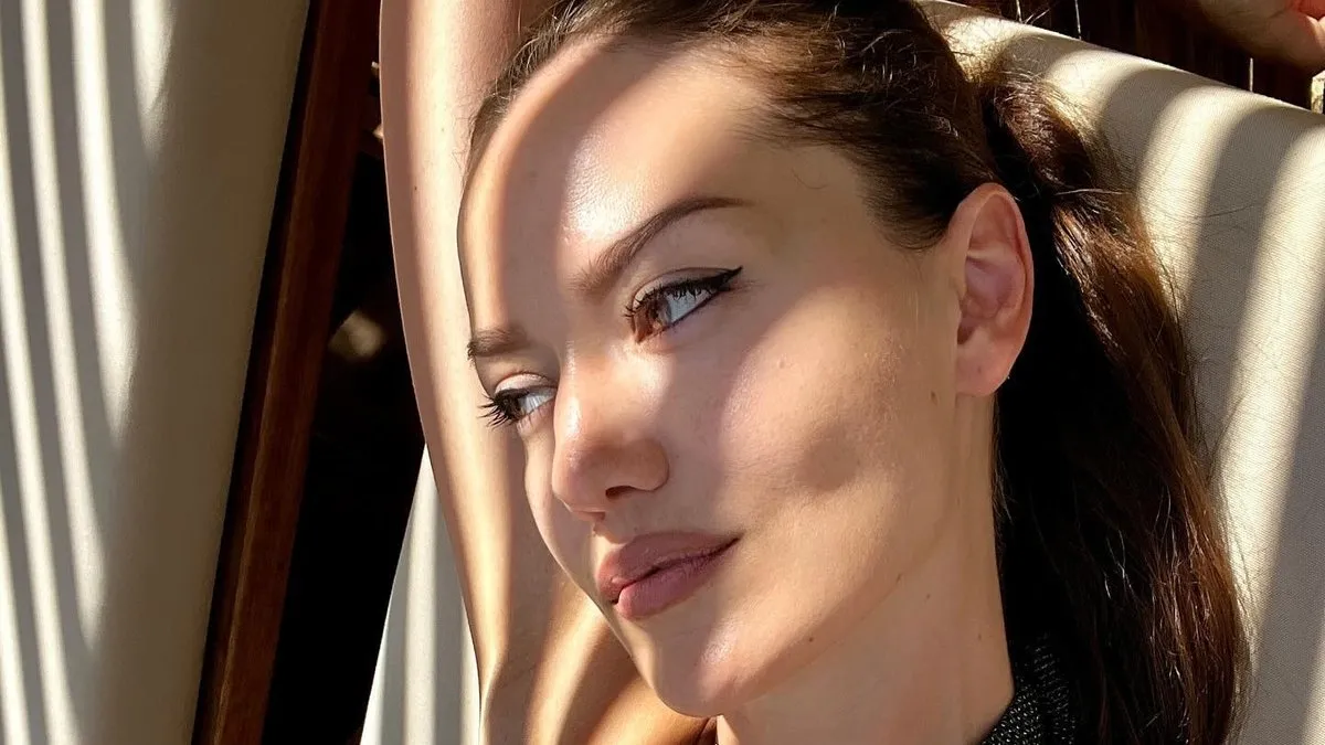 Fahriye Evcen süper lüks villasının havuzundan paylaştı! Işıltılı mayosu ile güneşi kıskandırdı!