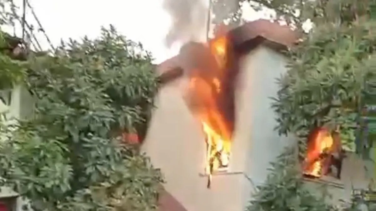 Erdemli’de iki katlı binada çıkan yangında ev kullanılamaz hale geldi