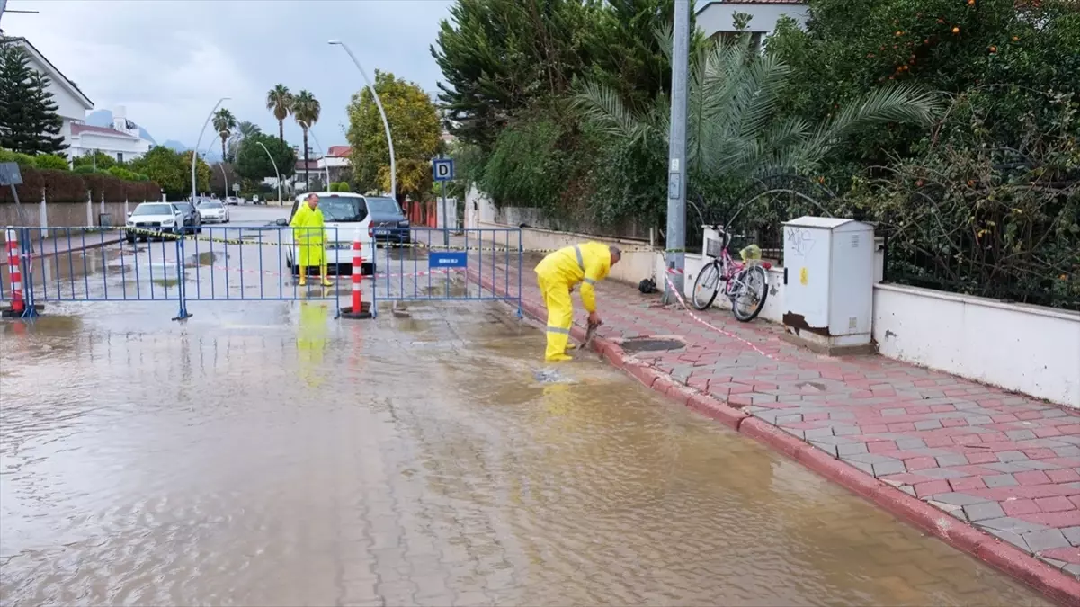 Kemer’de Yağışla Mücadele Devam Ediyor